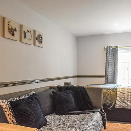 Brookside House بيكرينغ